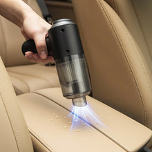 SkyClean Akku-Handstaubsauger saugt Krümel vom Autositz auf